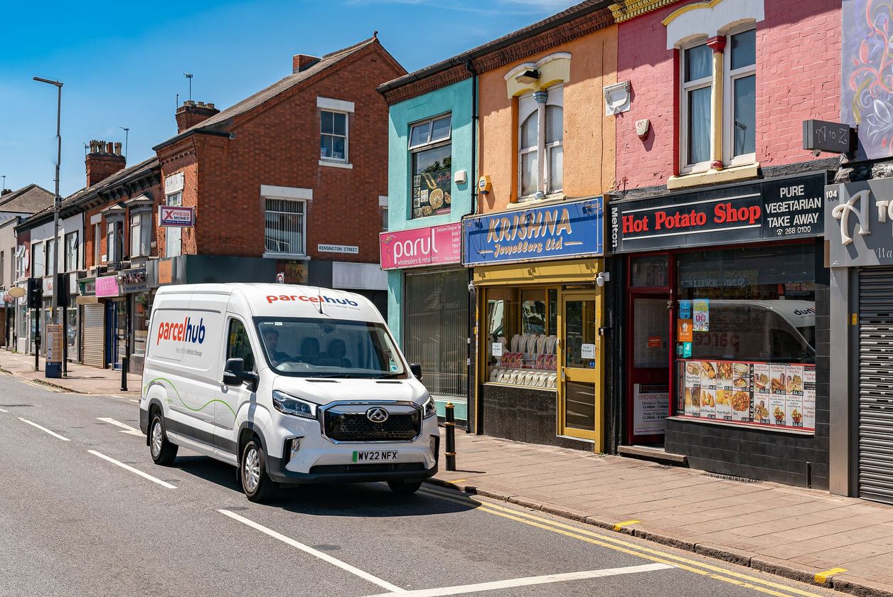 <p><span class="heading--3">Make multiple carriers your competitive eCommerce advantage with Parcelhub</span></p>

<p>Whether you&rsquo;re shipping homewares, luxury apparel, health supplements or sporting goods, Parcelhub has more than 10 years&rsquo; experience helping retailers optimise their <a href="https://www.parcelhub.co.uk/integrations/ecommerce-courier-integration" target="_self">eCommerce shipping</a> processes. Thanks to a consultative approach, our dedicated account managers become an extension of your team, ensuring you are utilising the most appropriate parcel and packet carriers for your product range&nbsp;</p>
