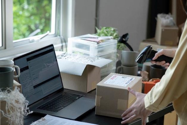 <h3><span class="heading--3">eBay Shipping Integration for Retailers</span></h3>

<p>Selling products successfully on eBay has never been easier, thanks to Parcelhub's free multi-carrier shipping software! Our flexible, scalable solution integrates seamlessly with your eBay account and <a href="https://www.parcelhub.co.uk/integrations">order management system</a>.</p>

<p>Experience streamlined processes, greater efficiency, and better customer service for your eCommerce or <a href="https://www.parcelhub.co.uk/wholesale-courier-service">wholesale business</a>.</p>
